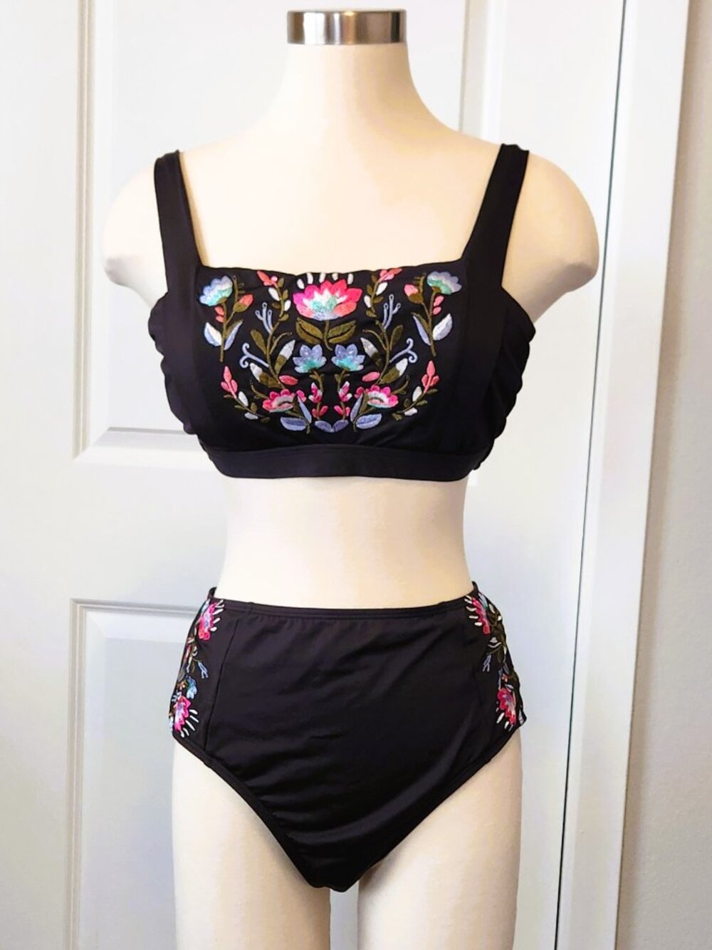 Gibson Latimer Embroidered 2 Piece Bikini Swimsuit Size Large